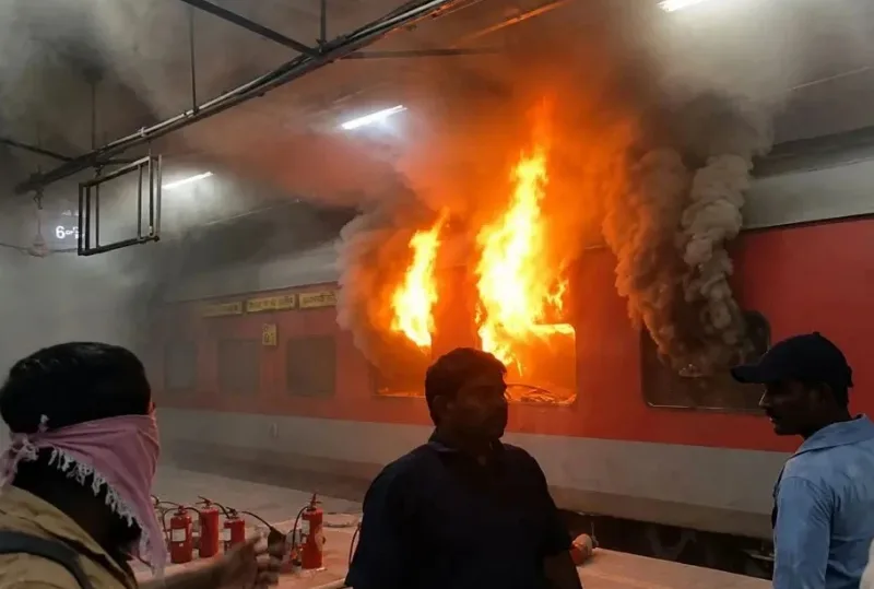 Fire in Hyderabad-Jaipur Special Express: हैदराबाद-जयपुर स्पेशल एक्सप्रेस में आग, दो AC कोच जलकर खाक