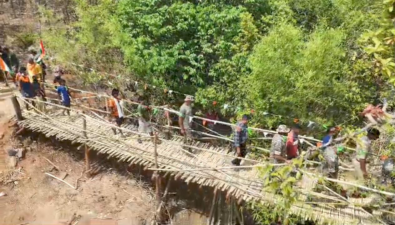 अबूझमाड़ में ITBP के जवानों ने जनसेवा की नई मिशाल पेश की, ग्रामीणों के सहयोग बनाया 60 मीटर लंबा पुल