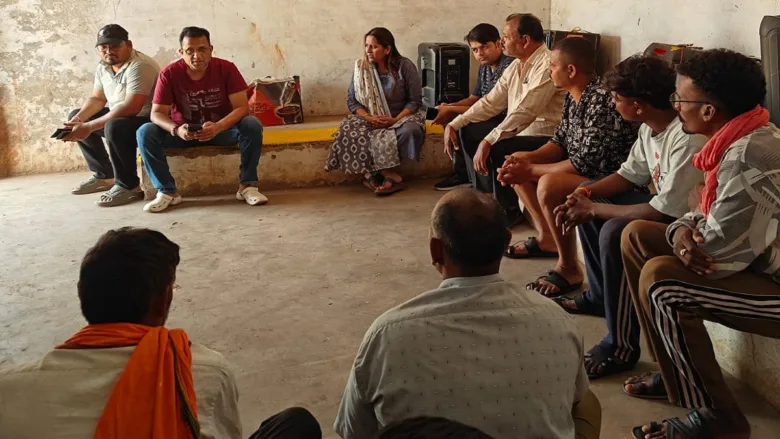 महादेवघाट में नाव चालकों को लाइफ जैकेट और सुरक्षा उपकरणों के उपयोग की सख्त हिदायत।