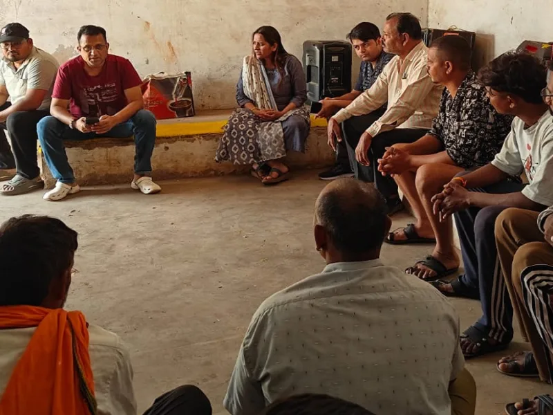 महादेवघाट में नाव चालकों को लाइफ जैकेट और सुरक्षा उपकरणों के उपयोग की सख्त हिदायत।