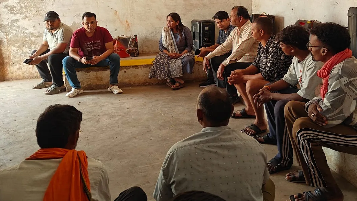महादेवघाट में नाव चालकों को लाइफ जैकेट और सुरक्षा उपकरणों के उपयोग की सख्त हिदायत।