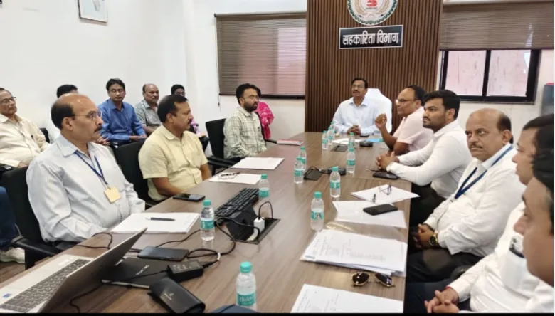 सहकारी बैंकों में मोबाइल इंटरनेट बैंकिंग शुरू होंगी, सहकारिता आयुक्त महादेव कावरे की बैंक प्रबंधकों संग चर्चा