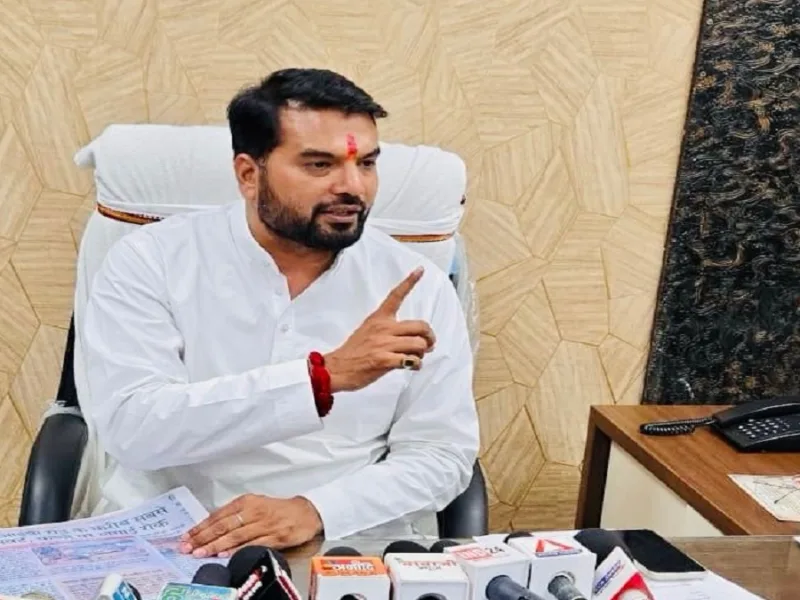 स्वामी आत्मानंद स्कूल: रायपुर में घटते आवेदनों पर सियासत तेज, नेता प्रतिपक्ष ने उठाए सवाल