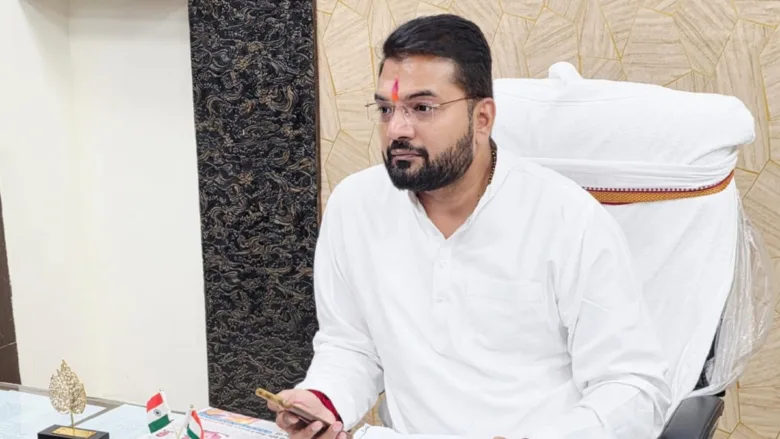 रायपुर जल संकट: नेता प्रतिपक्ष आकाश तिवारी का महापौर पर पलटवार