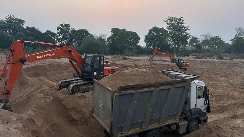अवैध रेत खनन पर बड़ा एक्शन, मशीनें और गाड़ियां जप्त