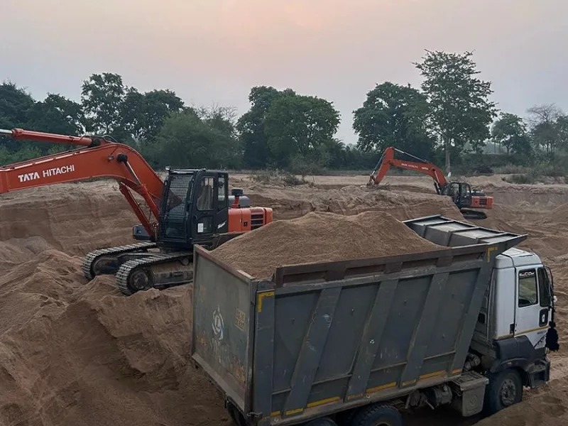 अवैध रेत खनन पर बड़ा एक्शन, मशीनें और गाड़ियां जप्त