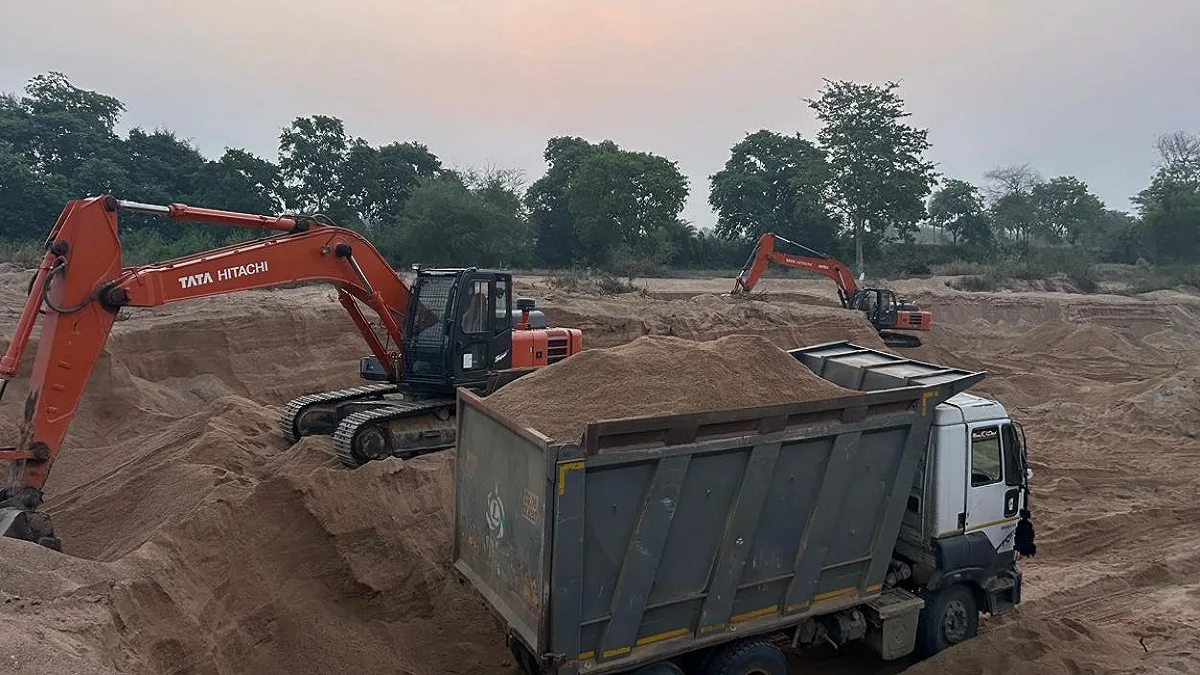 अवैध रेत खनन पर बड़ा एक्शन, मशीनें और गाड़ियां जप्त