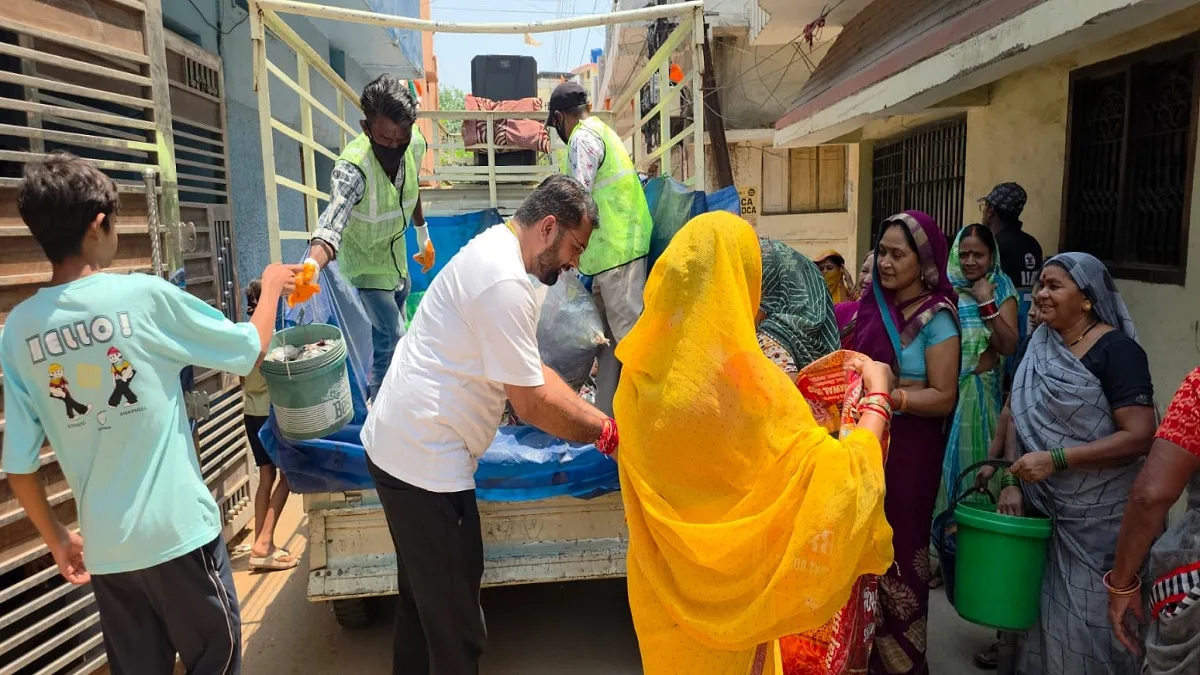 रायपुर में 6 दिनों से थमा कचरा कलेक्शन। नेता प्रतिपक्ष आकाश तिवारी खुद गाड़ी लेकर सड़कों पर उतरे