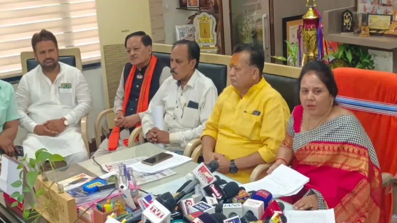 रायपुर नगर निगम एमआईसी बैठक में लिए गए निण्णर््य की जानकारी देते महापौर मीनल चौबे