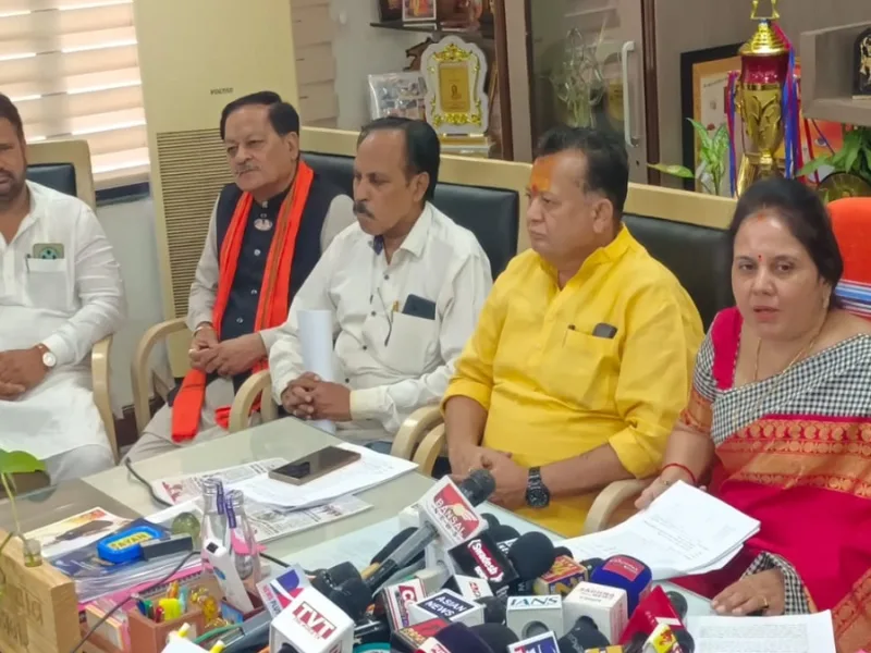 रायपुर नगर निगम एमआईसी बैठक में लिए गए निण्णर््य की जानकारी देते महापौर मीनल चौबे
