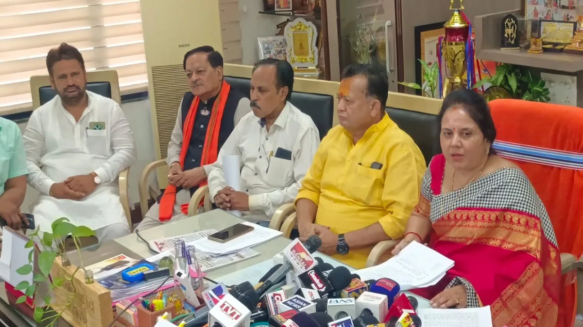 रायपुर नगर निगम एमआईसी बैठक में लिए गए निण्णर््य की जानकारी देते महापौर मीनल चौबे