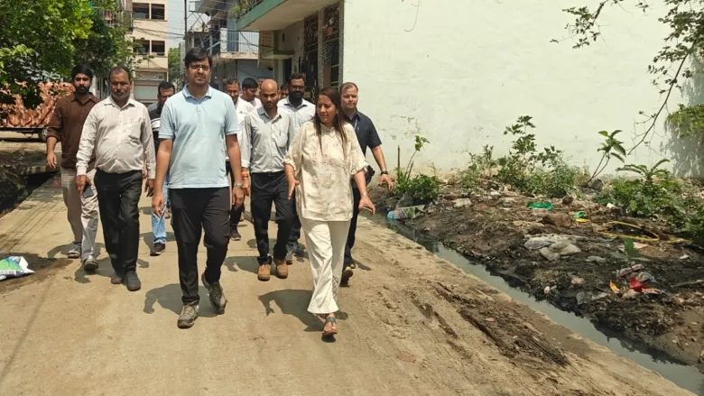 नगर निगम आयुक्त संबित मिश्रा का नाला सफाई निरीक्षण
