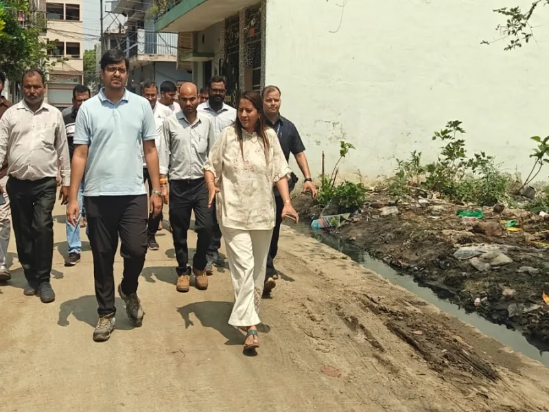 नगर निगम आयुक्त संबित मिश्रा का नाला सफाई निरीक्षण