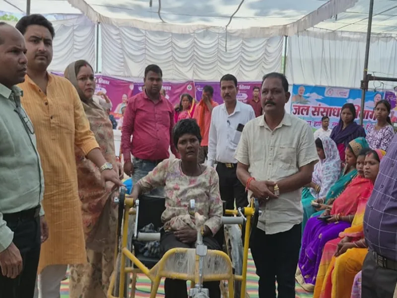 जशपुर के सिमड़ा शिविर में दिव्यांग सुगन्ती तिर्की को ट्राइसाइकिल