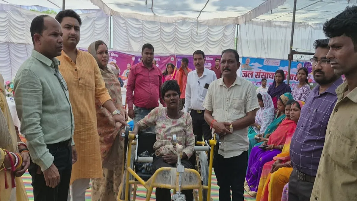 जशपुर के सिमड़ा शिविर में दिव्यांग सुगन्ती तिर्की को ट्राइसाइकिल