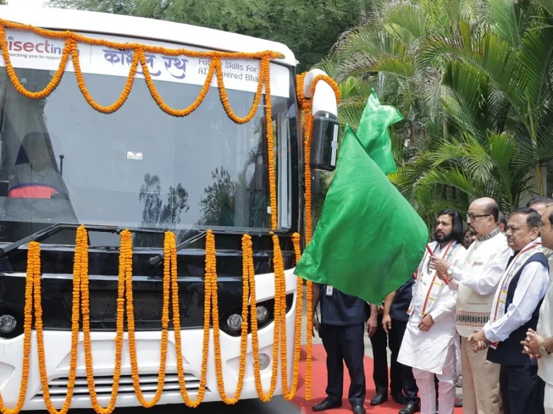 बिलासपुर में आयोजित समर्थ भारत कॉन्क्लेव 2026 में राज्यपाल रमेन डेका ने एआई कौशल रथ को हरी झंडी दिखाई