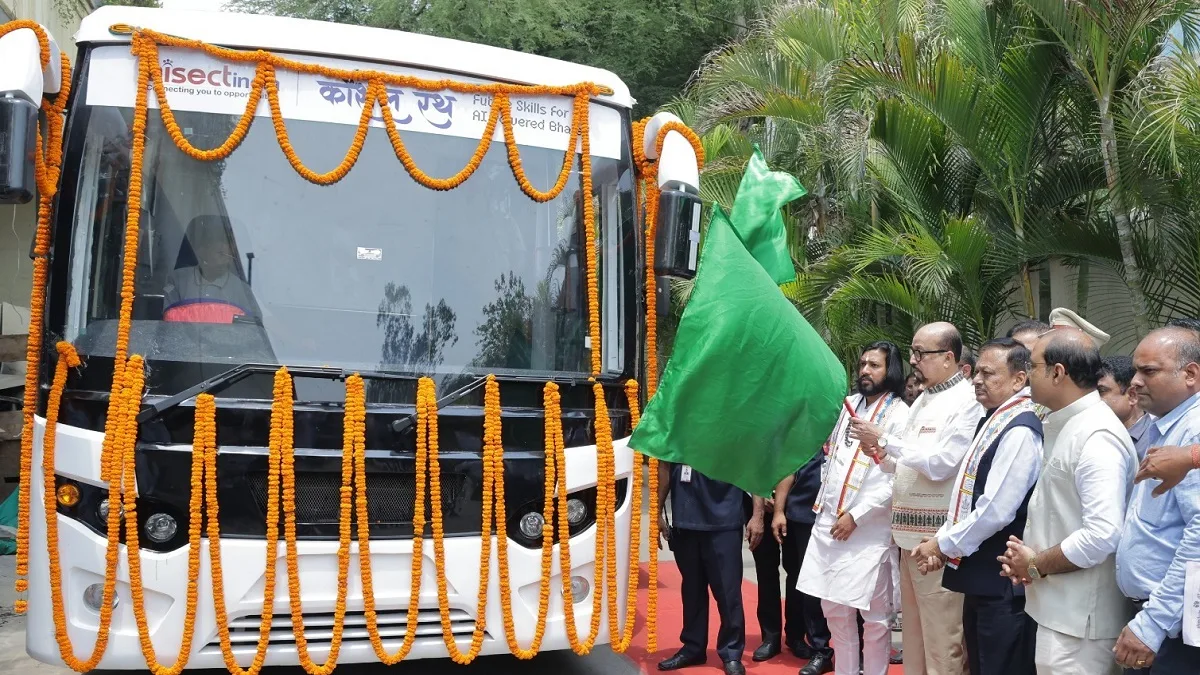 बिलासपुर में आयोजित समर्थ भारत कॉन्क्लेव 2026 में राज्यपाल रमेन डेका ने एआई कौशल रथ को हरी झंडी दिखाई
