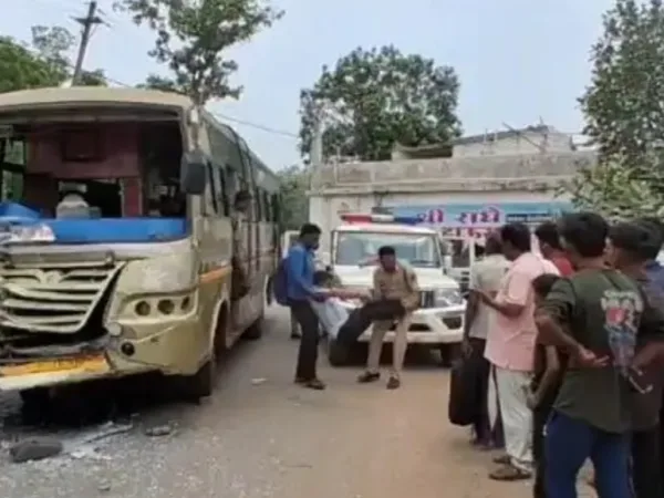 CG Accident: NH-49 पर ट्रक-बस में सीधी भिड़ंत, 6 यात्री घायल, अस्पताल में भर्ती