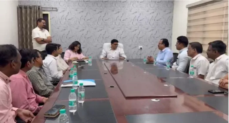 CG News: जारी रहेगी तहसीलदारों की कलमबंद हड़ताल, मंत्री और सचिव के साथ चर्चा विफल, बीजेपी विधायक की गिरफ्तारी पर अड़ा संघ
