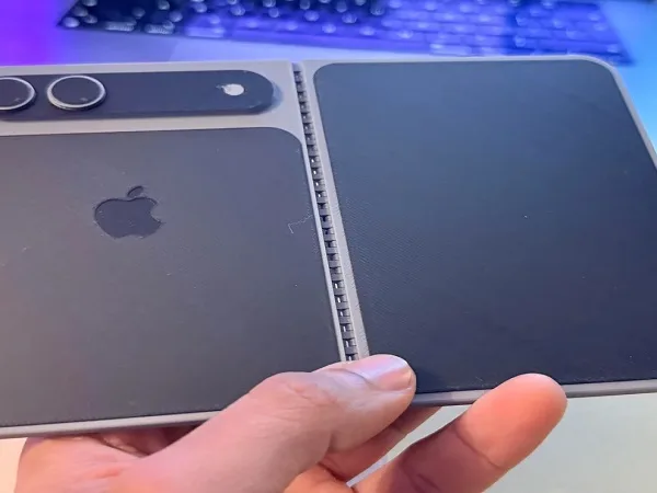 आईफोन लवर्स के लिए बड़ी खबर: पहली बार सामने आया फोल्डेबल iPhone, लीक हुई डमी से खुले कई बड़े राज, कैमरा देख चौंक जाएंगे