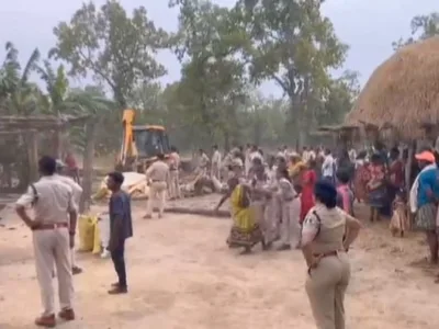 बड़ी कार्रवाई : 100 एकड़ साल के जंगल से हटाया अवैध कब्जा, करोड़ों के पेड़ काटकर बना लिया था खेत, मकानों को किया धराशायी 