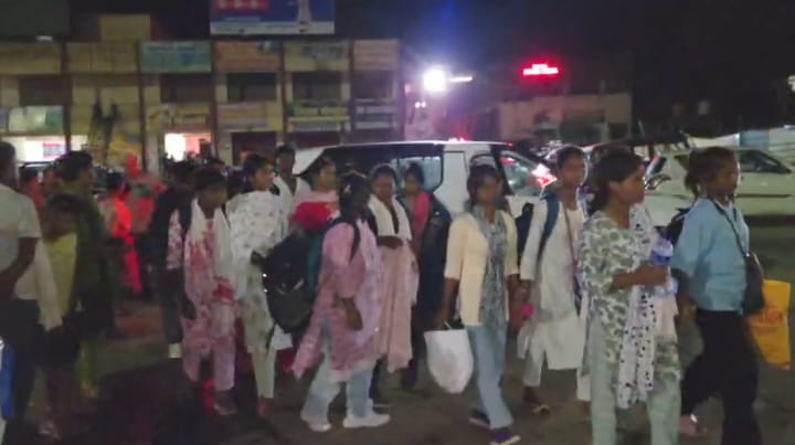 झारखंड से मानव तस्करी का बड़ा खुलासा! अंबिकापुर पहुंची बस से 20 युवक-युवतियों का रेस्क्यू, सरगना को खोजती रही पुलिस