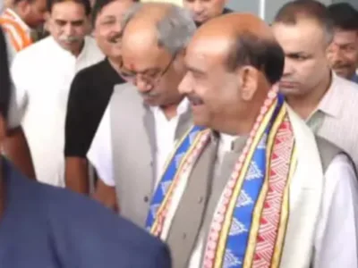 लोकसभा अध्यक्ष ओम बिरला रायपुर पहुंचे, सांसद बृजमोहन अग्रवाल ने किया स्वागत; आचार्य पदारोहण कार्यक्रम में होंगे शामिल