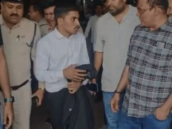रायपुर कोर्ट परिसर में पकड़ाया फर्जी वकील : जमानत के नाम पर लिए 10 हजार, 20 साल का युवक बना LLB-LLM