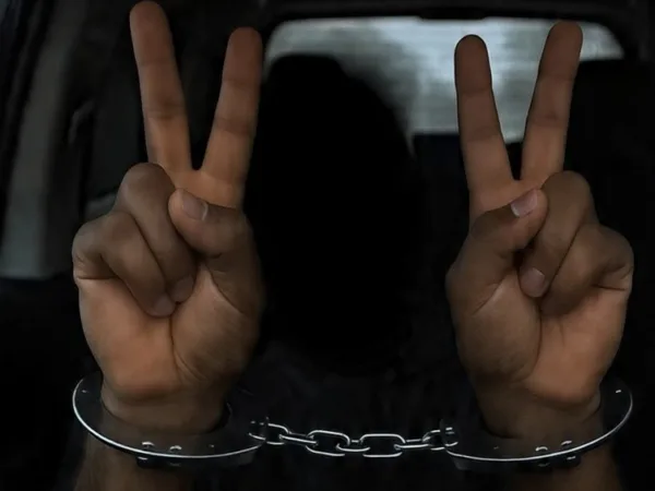 स्टंटबाज की पुलिस को चुनौती..! वैन में हथकड़ी पहने रील बनाकर किया वायरल, लिखा- ‘आज जेल, कल बेल, परसों फिर वही खेल’