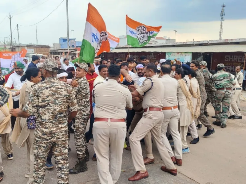 खाद-बीज, बिजली-पानी के मुद्दे पर कांग्रेस का हल्लाबोल, भाजपा विधायक भावना बोहरा के निवास का घेराव