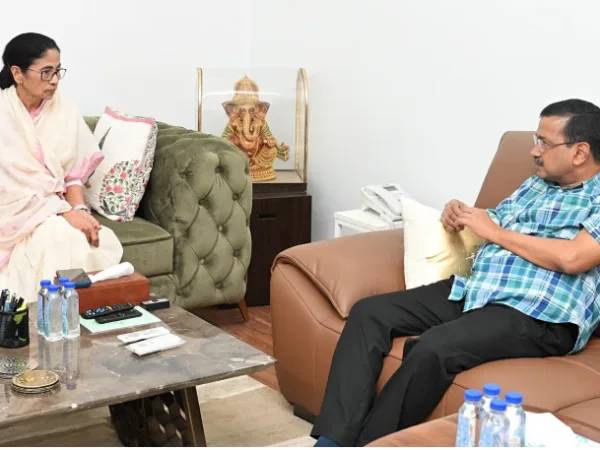 INDIA alliance meeting: इंडिया गठबंधन की बैठक कल, ममता बनर्जी दिल्ली पहुंचीं, DMK ने बनाई दूरी