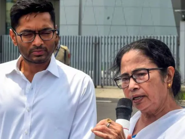TMC political maneuvering: टीएमसी में बागी गुट ने कर दिया खेला, ममता बनर्जी को अध्यक्ष पद से हटाया, अभिषेक बनर्जी सस्पेंड