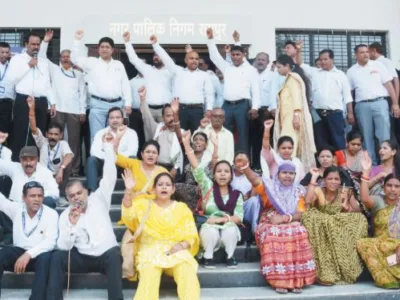 रायपुर नगर निगम में कर्मियों ने सामूहिक अवकाश लेकर किया प्रदर्शन : 9 सूत्रीय मांगों को लेकर मेयर को दिया हड़ताल का अल्टीमेटम