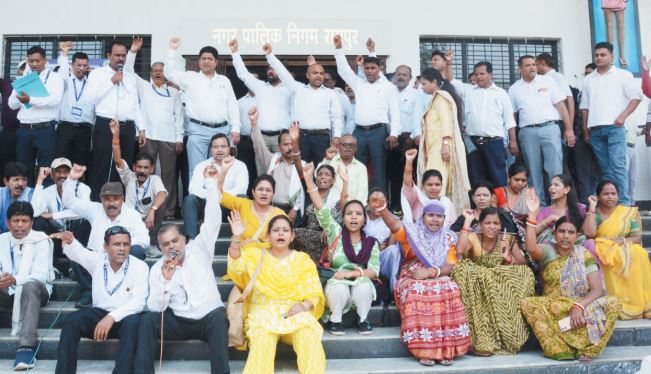 रायपुर नगर निगम में कर्मियों ने सामूहिक अवकाश लेकर किया प्रदर्शन : 9 सूत्रीय मांगों को लेकर मेयर को दिया हड़ताल का अल्टीमेटम