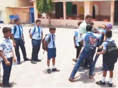भीषण गर्मी में स्कूल खुले, लंबी प्रार्थना के दौरान छात्र हुआ बेहोश, अभिभावक हुए चिंतित