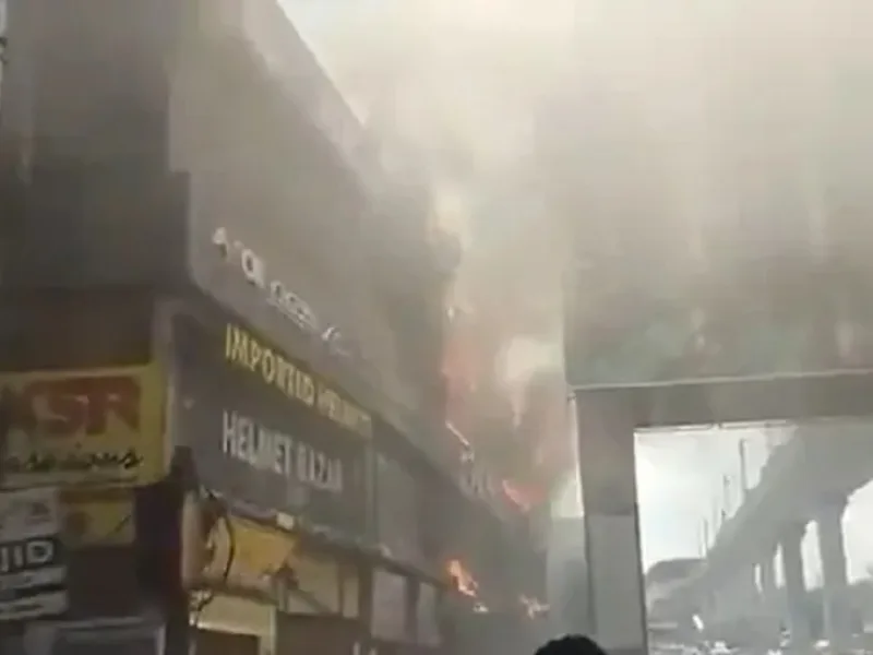 Hyderabad Ameerpet Fire: अमीरपेट के हेलमेट बाजार में लगी भीषण आग; दमकल की 7 गाड़ियों ने संभाला मोर्चा, मासाब टैंक में भी भड़का था गोदाम