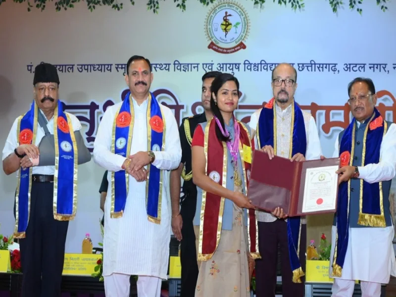 नई पीढ़ी को लगा है ‘पॉपकॉर्न मेंटल स्टेटस’ का रोग! रायपुर में राज्यपाल रमेन डेका और CM साय ने बांटी डिग्रियां