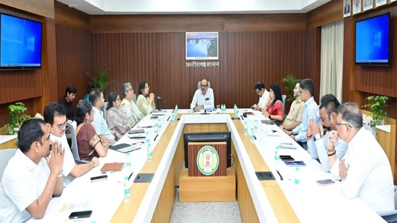मुख्य सचिव विकासशील ने की योजनाओं की समीक्षा