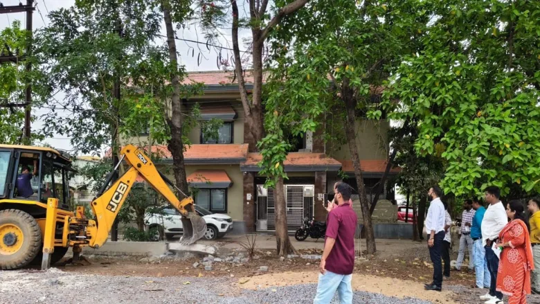 रायपुर में बड़ी कार्रवाई: हाउसिंग बोर्ड की करोड़ों की जमीन पर निजी बिल्डर का कब्जा, चला बुलडोजर!