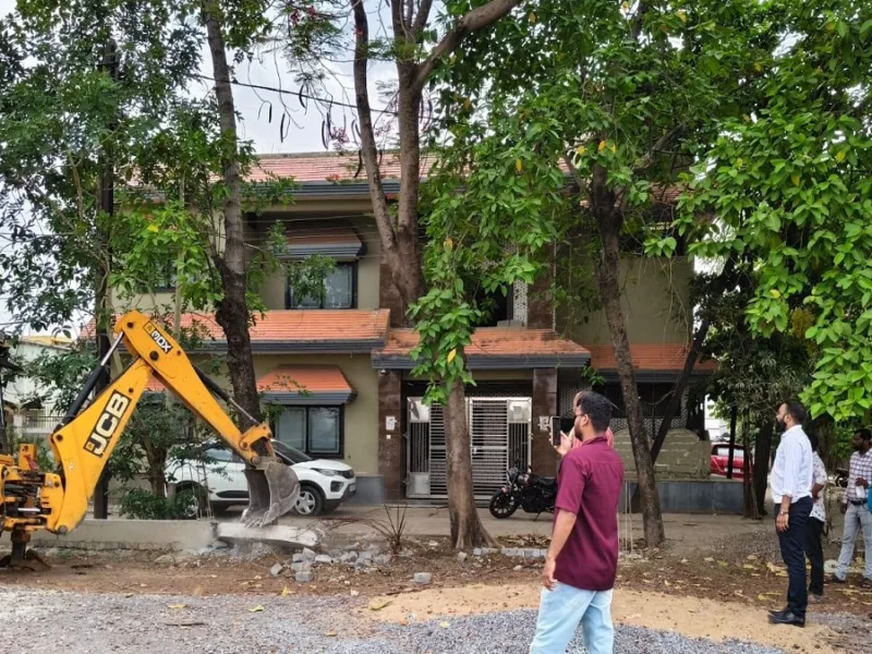 हाउसिंग बोर्ड की करोड़ों की जमीन पर निजी बिल्डर का कब्जा, चला बुलडोजर