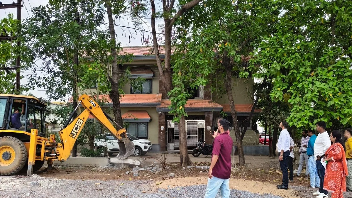 रायपुर में बड़ी कार्रवाई: हाउसिंग बोर्ड की करोड़ों की जमीन पर निजी बिल्डर का कब्जा, चला बुलडोजर!