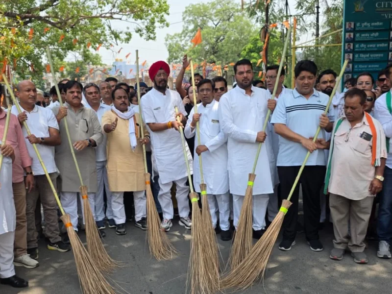 रायपुर में बढ़े यूजर चार्ज और चरमराई सफाई व्यवस्था के खिलाफ कांग्रेस का बड़ा प्रदर्शन