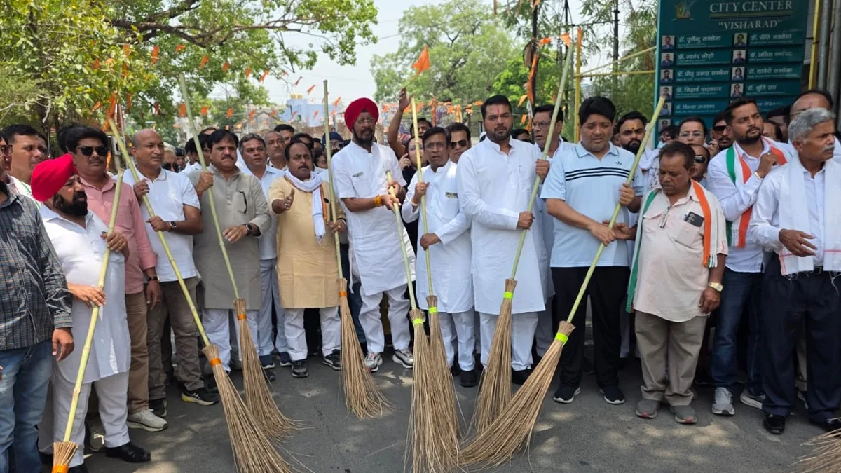 रायपुर में बढ़े यूजर चार्ज और चरमराई सफाई व्यवस्था के खिलाफ कांग्रेस का बड़ा प्रदर्शन