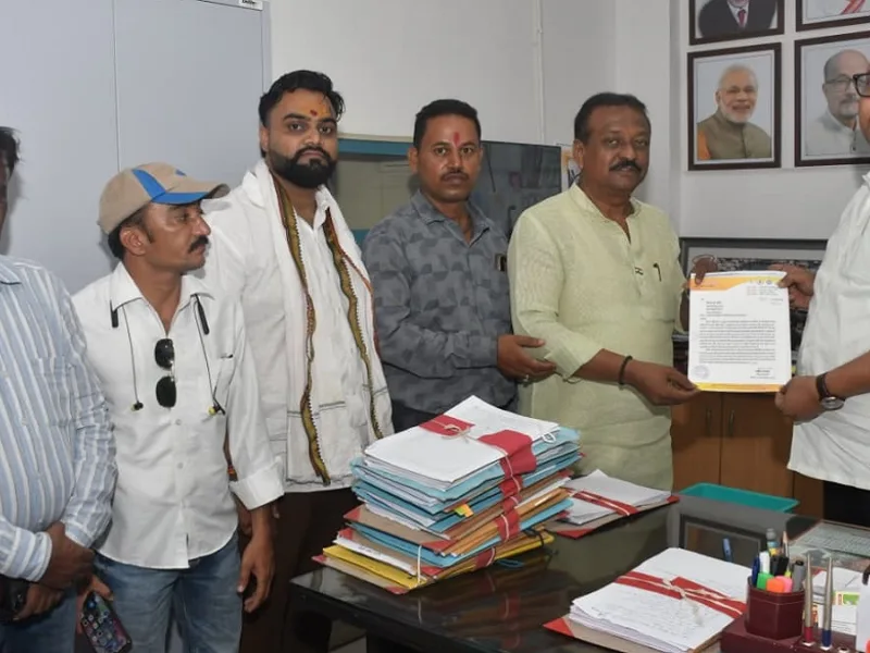 रायपुर स्काईवॉक निर्माण में भ्रष्टाचार और लापरवाही के खिलाफ कांग्रेस नेता ने PWD को सौंपा ज्ञापन