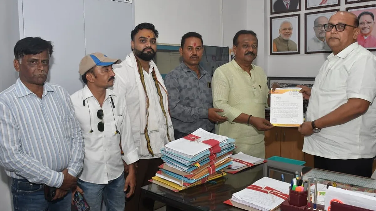 रायपुर स्काईवॉक निर्माण में भ्रष्टाचार और लापरवाही के खिलाफ कांग्रेस नेता ने PWD को सौंपा ज्ञापन