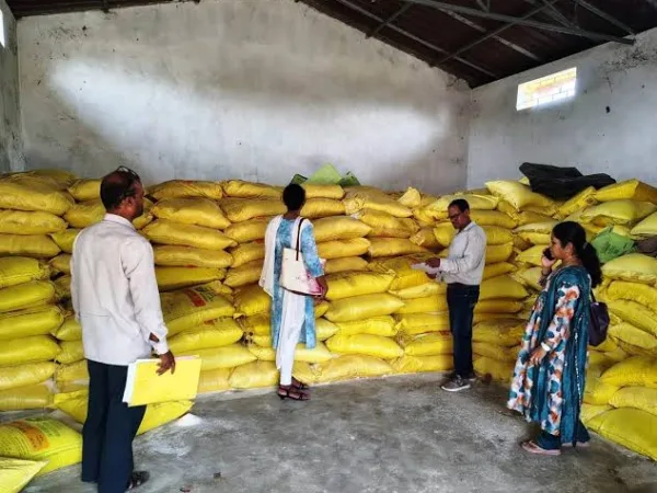 उर्वरक की कालाबाजारी रोकने कृषि विभाग का सर्जिकल स्ट्राइक: समोदा में 1205 बोरी अवैध खाद जब्त, जमाखोरों में हड़कंप