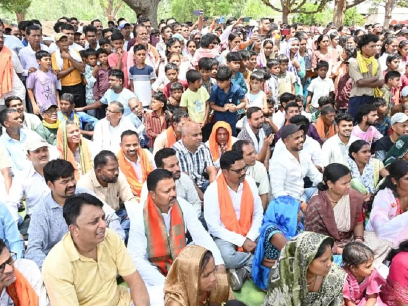 आम के पेड़ के नीचे खाट पर बैठे सीएम साय; ग्रामीणों की शिकायत पर अफसरों को दी चेतावनी