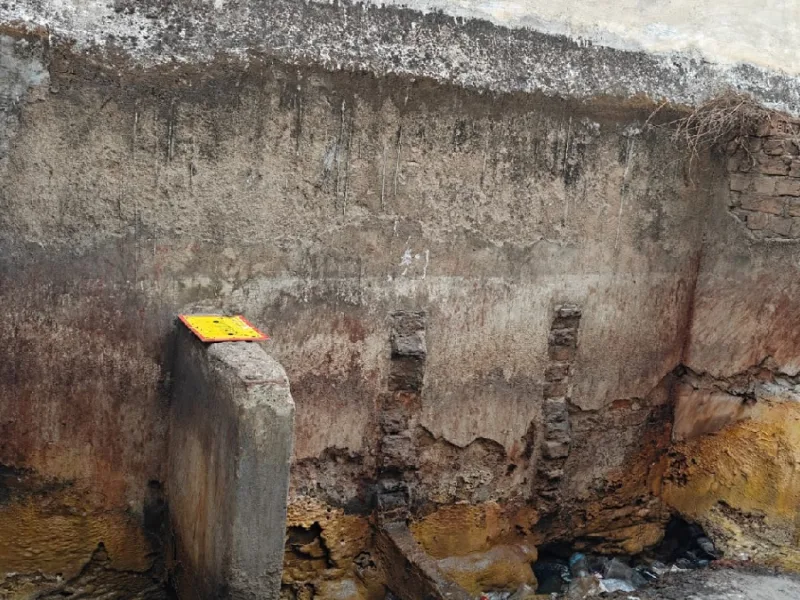 व्यापारी सार्वजनिक शौचालय की बदबू से परेशान