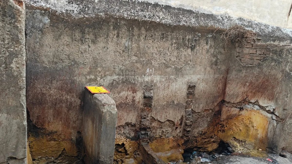 व्यापारी सार्वजनिक शौचालय की बदबू से परेशान