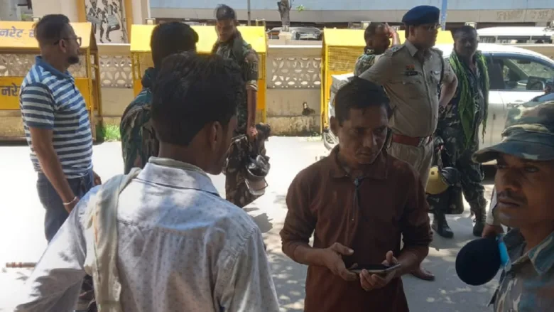 नक्सल पीड़ित परिवार ने विधानसभा अध्यक्ष से मांगी मदद